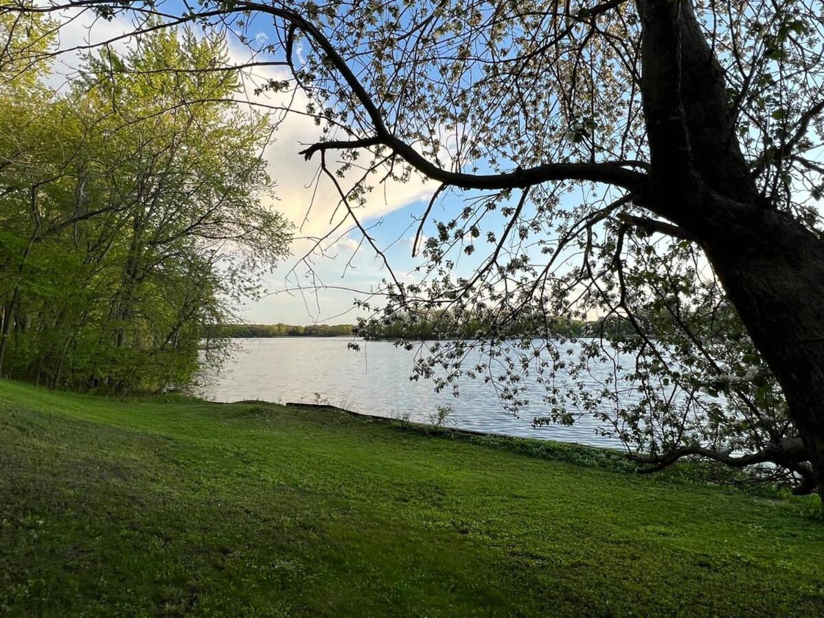 Mid-Century Lakefront Haven Near Wayzata Villa Minneapolis Exterior photo